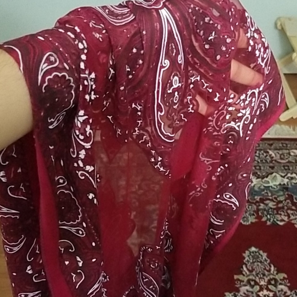 Three assorted styles scarves - Picture 4 of 9